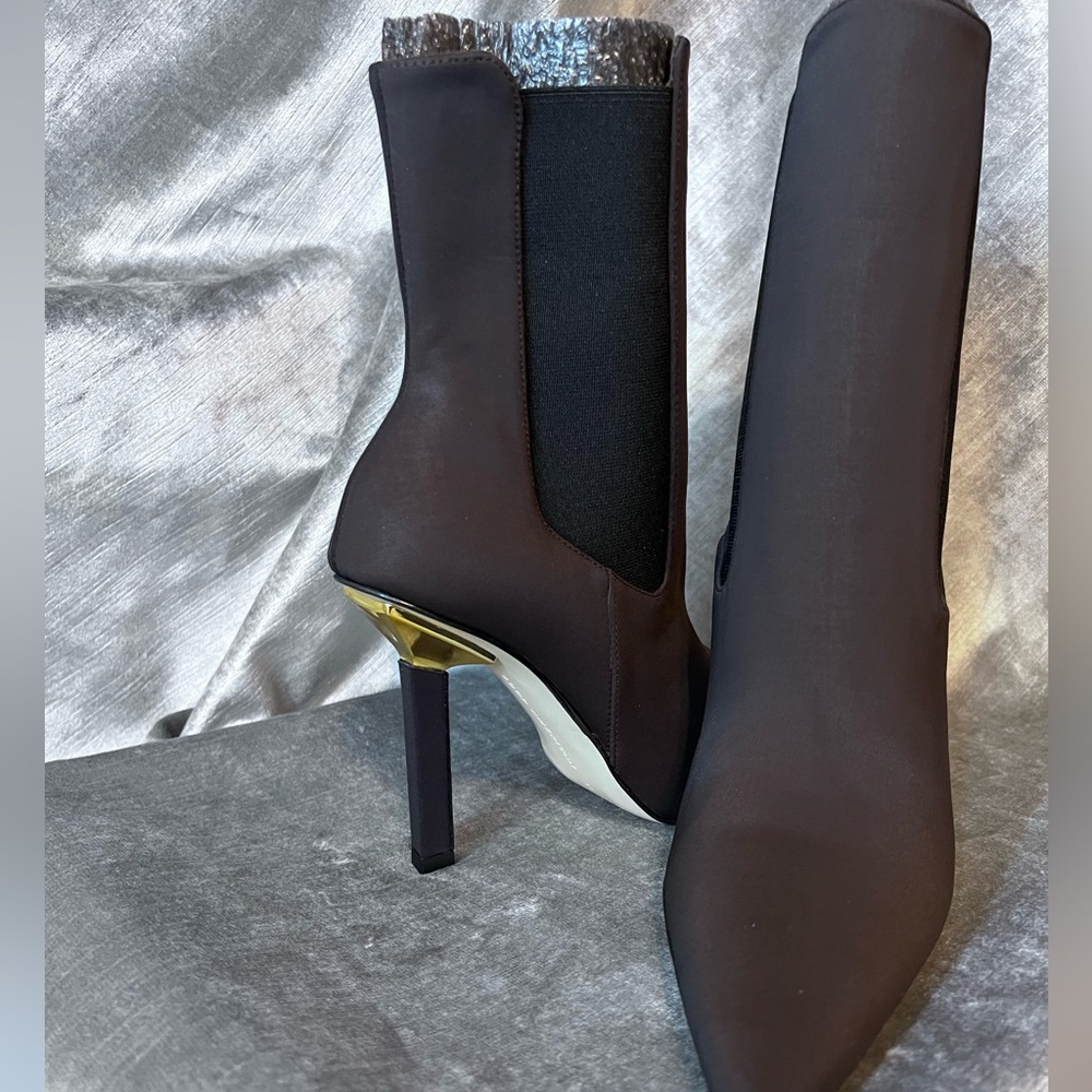 #3927. Good American Neoprene Chocolate Heeled Bootie w/Gold Detail. Size 7 NIB